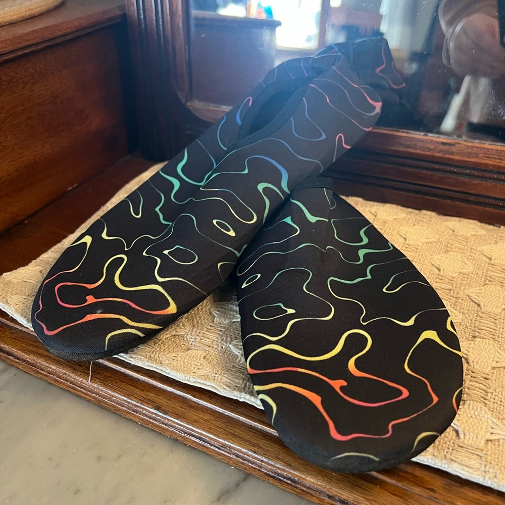 NO BRAND‎ Classic Water Socks Water Shoes Flexible Sole Black Rainbow Wms Size 9